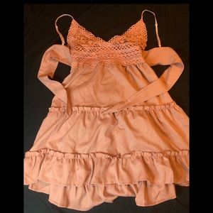 Mauve pink. Tie back. Lace front. Sz M.